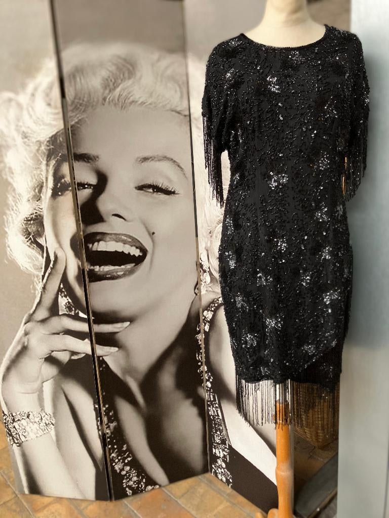 Belle robe en soie noire ornée de perles. Vintage S, Vêtements | Femmes, Robe de gala, Taille 38/40 (M), Enlèvement ou Envoi, Comme neuf