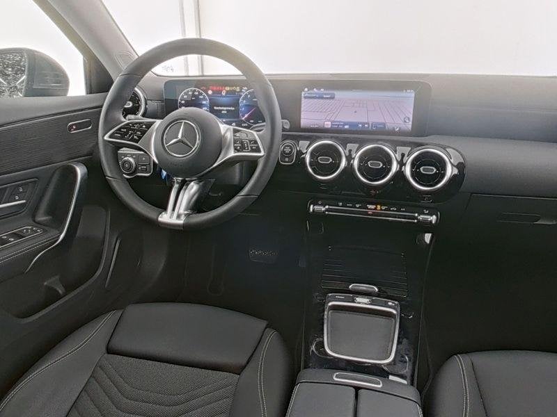 Mercedes-Benz A-Klasse 180 Hatchback Luxury Line | Smartphon, Auto's, 4 cilinders, 136 pk, https://public.car-pass.be/vhr/8b088ed7-9998-4d9c-8090-1207e5cb1d51