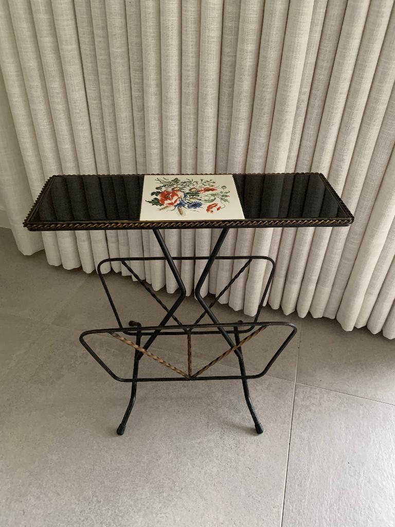 Vintage bijzettafeltje met tegel en krantenbak, Ophalen, Gebruikt