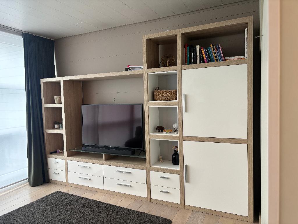 Moderne TV-kast in hout en wit – veel opbergruimte!, Gebruikt, Scandinavisch, 200 cm of meer, 25 tot 50 cm