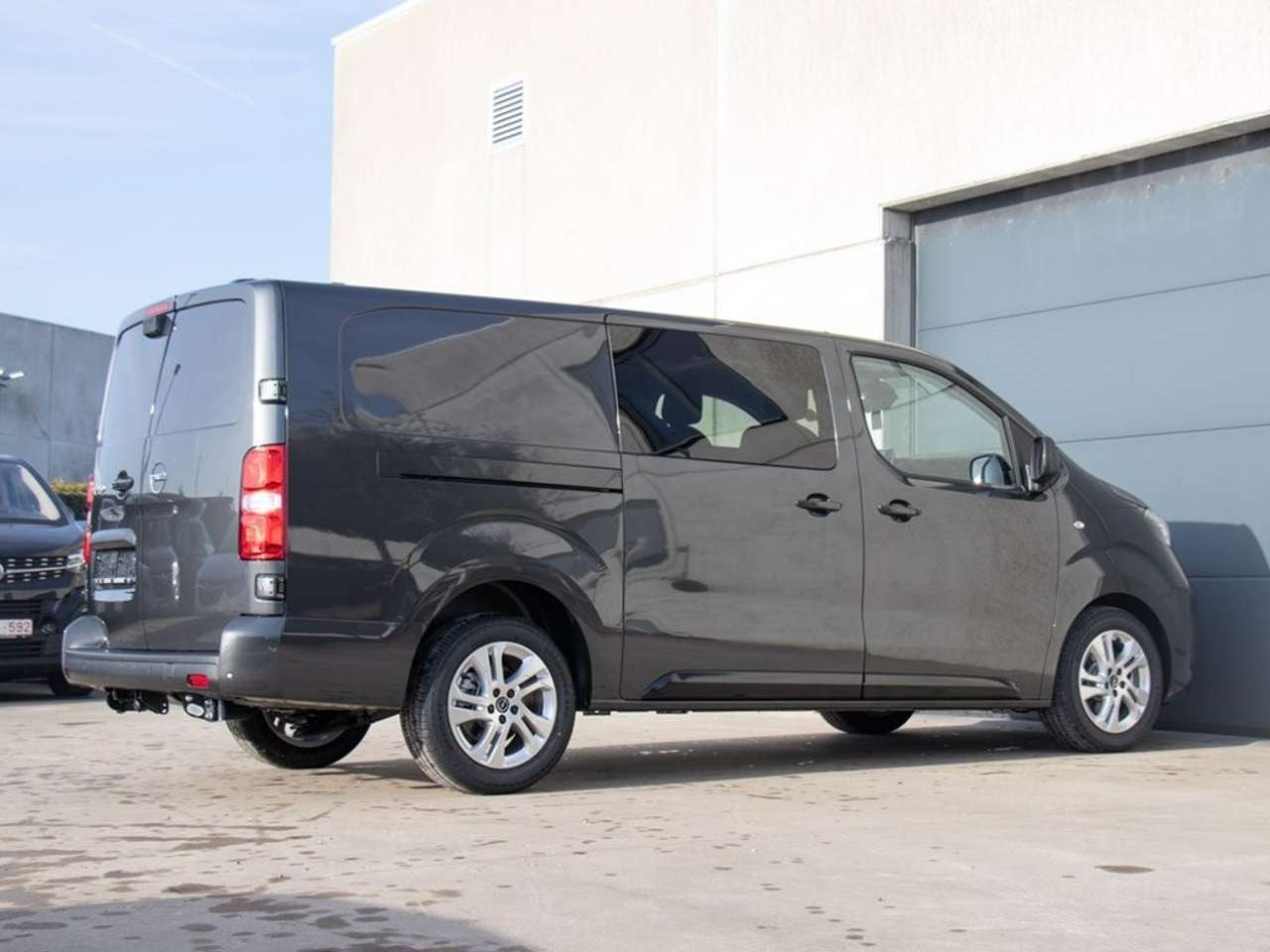 Opel Vivaro DC 5 ZIT 2.2 AT8 150PK |CAMERA|TREKHAAK|NIEUW|S, Auto's, Zwart, 2199 cc, 0 kg, 111 kW