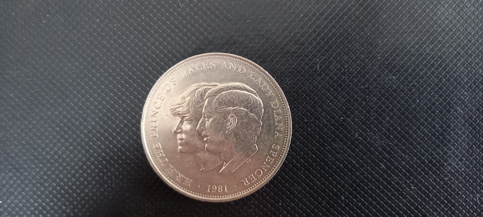 Herdengkingsmunt, Timbres & Monnaies, Enlèvement