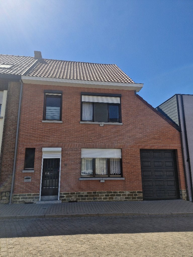 Ruime gezinswoning met 3 slaapkamers, garage en grote tuin, 500 tot 1000 m², Herzele, 3 kamers, Tussenwoning