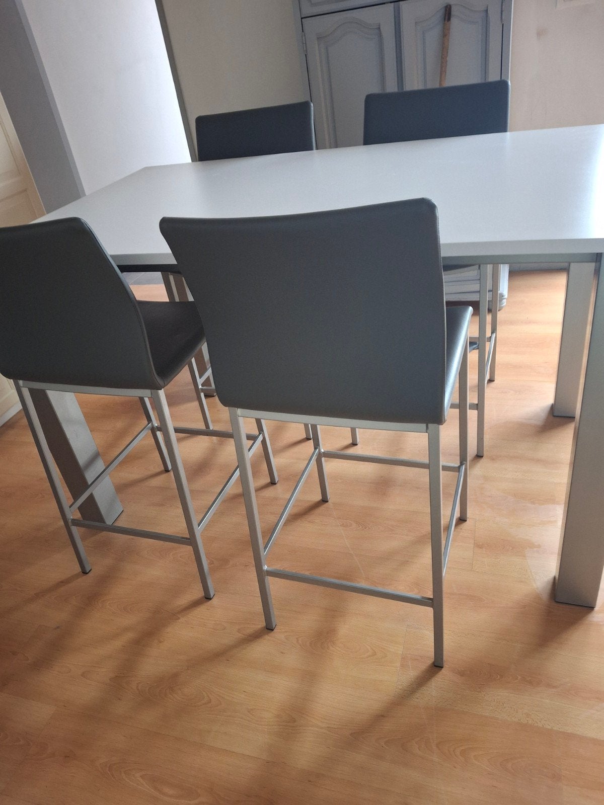 hoge keukentafel met 4 hoge stoelen, Huis en Inrichting, Ophalen, Zo goed als nieuw