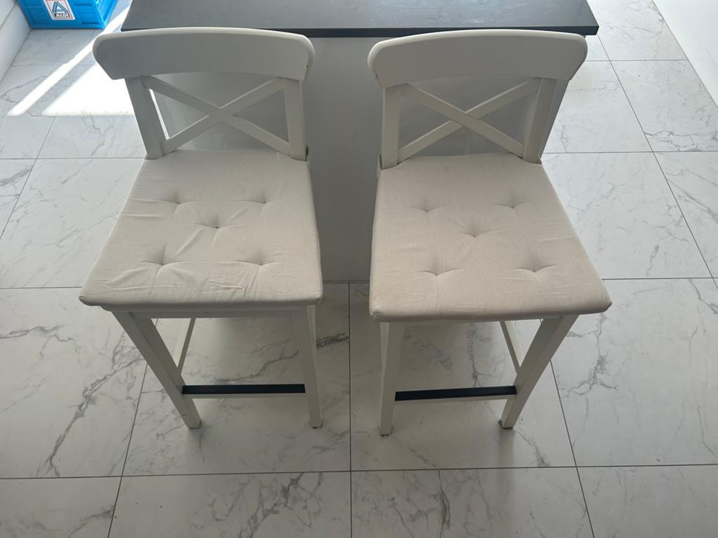 2 tabourets de bar blancs IKEA ROSENTORP, Maison & Meubles, Tabourets de bar, Utilisé, 60 à 90 cm, Bois, 2 tabourets, Avec repose-pieds