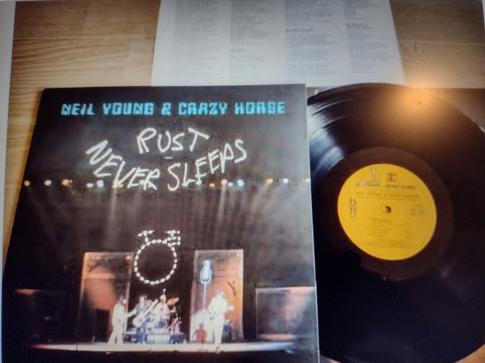 LP: NEIL YOUNG & CRAZY HORSE: RUST NEVER SLEEPS + inserts, LP, Ophalen of Verzenden, Zo goed als nieuw, Classic Rock