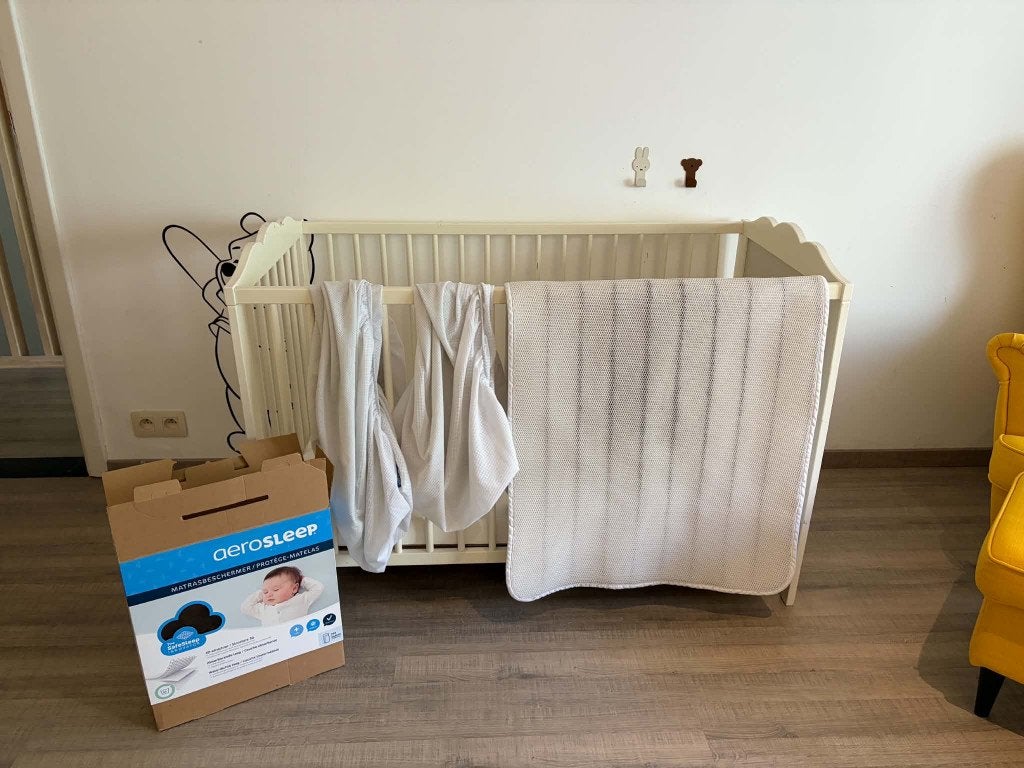 Lit bébé blanc IKEA, aérosleep/protecteur/draps-housses, Sommier à lattes, Moins de 70 cm, Enlèvement, Utilisé