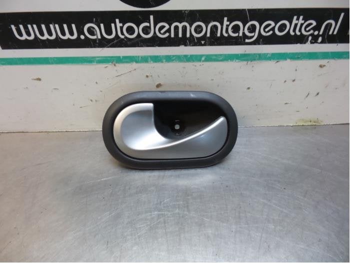 Poignée portière 4portes arrière gauche d'un Renault Clio, Renault, -, 3 mois de garantie, Utilisé