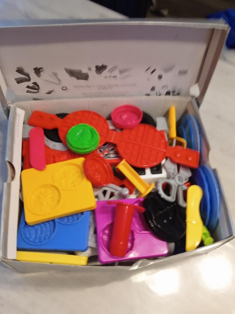 Boîte remplie de jouets en argile, Enlèvement ou Envoi