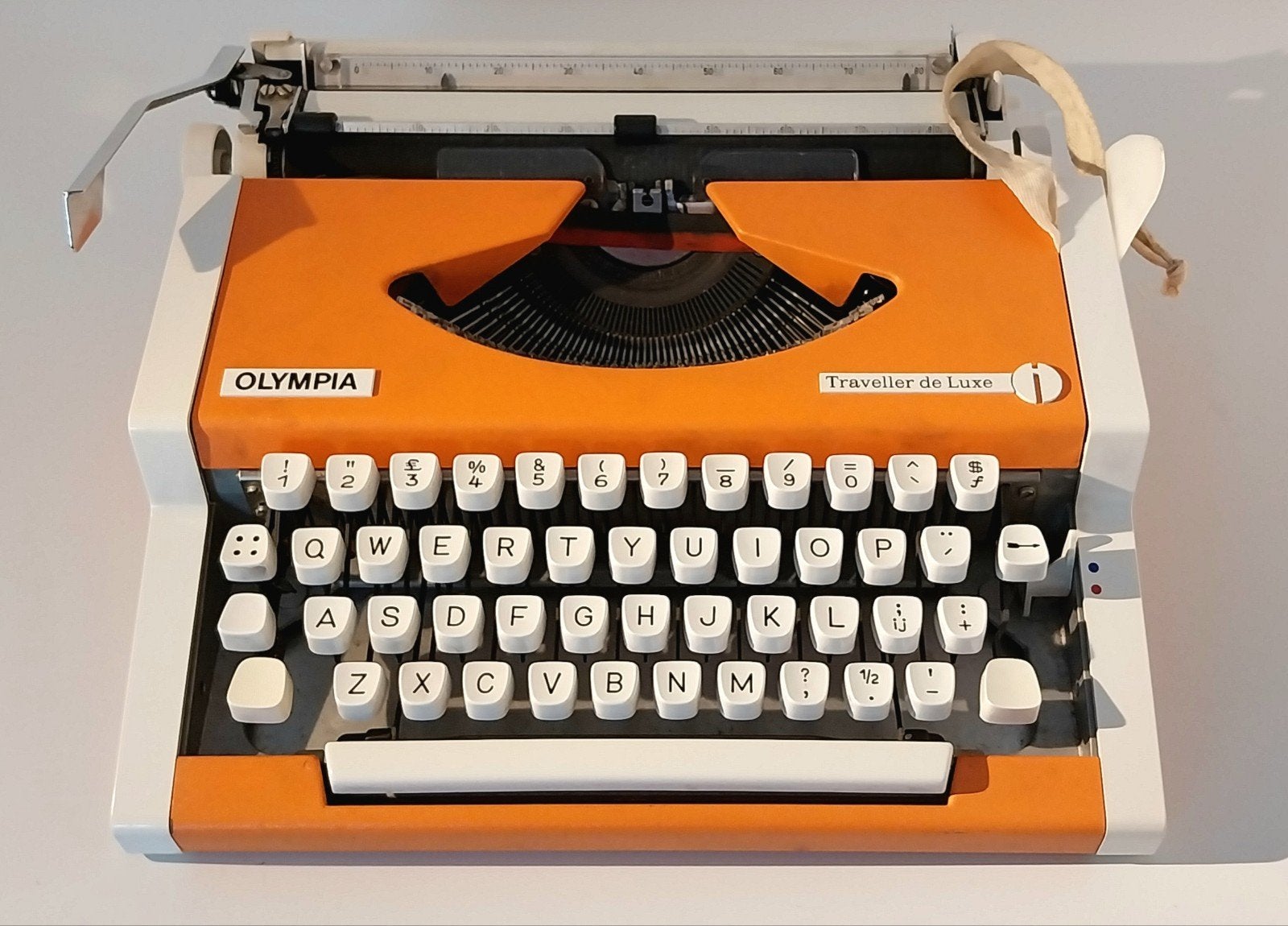 Machine à écrire vintage orange Olympia Traveller de Luxe, Enlèvement ou Envoi, Autres types
