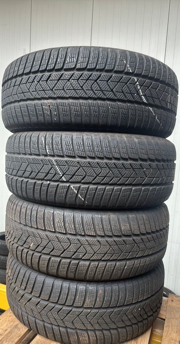 2454518 245/45/18 245/45R18 winterbanden merk pirelli, Kleding | Dames, Jassen | Winter, Ophalen