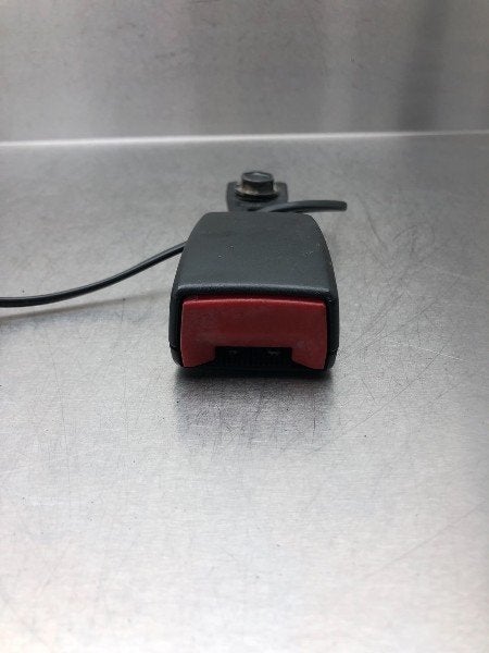 BOUCLE DE CEINTURE DE SECURITE AVANT DROIT Colt CZC, Utilisé, Mitsubishi