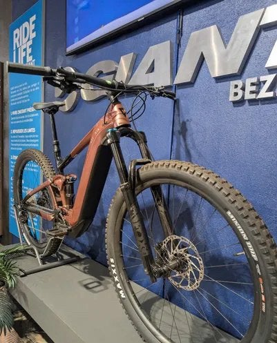 Vtt giant E+2 l 800w 2024, Vélos & Vélomoteurs, Enlèvement, Comme neuf, Giant
