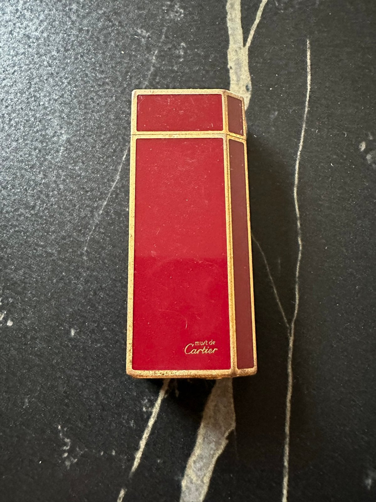 Must de cartier briquet laqué rouge Modèle Pentagon, Enlèvement ou Envoi, Comme neuf, Briquet