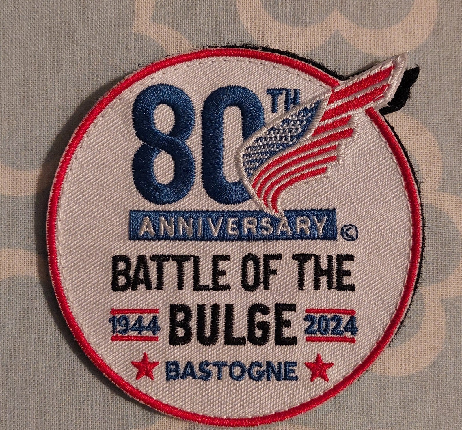 Badge 80eme anniversaire bataille des Ardennes  (bastogne), Enlèvement ou Envoi, Autres, Emblème ou Badge