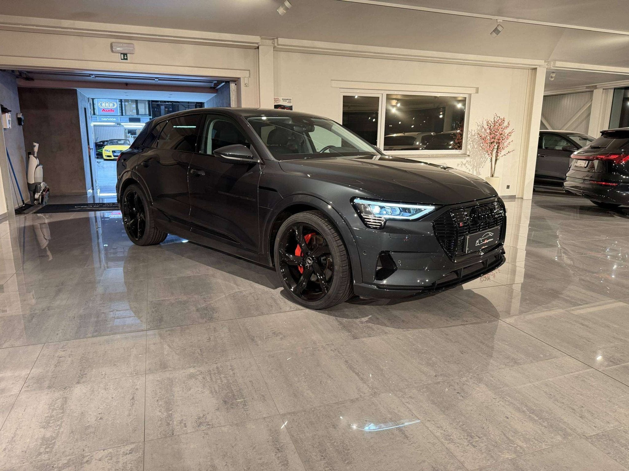 Audi Q8 e-tron QUATTRO 313PK * CAR PLAY * FULL BLACK PACK *, Auto's, Automaat, 230 kW, Gebruikt, Zwart