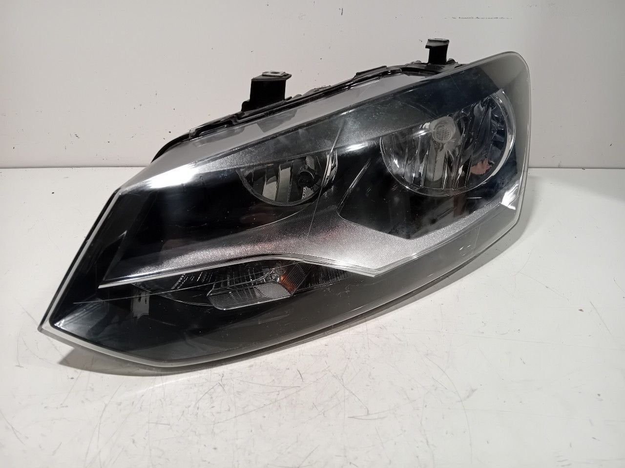 Koplamp links Volkswagen Polo, Onderdelen@venauto.nl, Van der Ven Autorecycling B.V., Ettenseweg 76, 4706 PB Roosendaal, The Netherlands