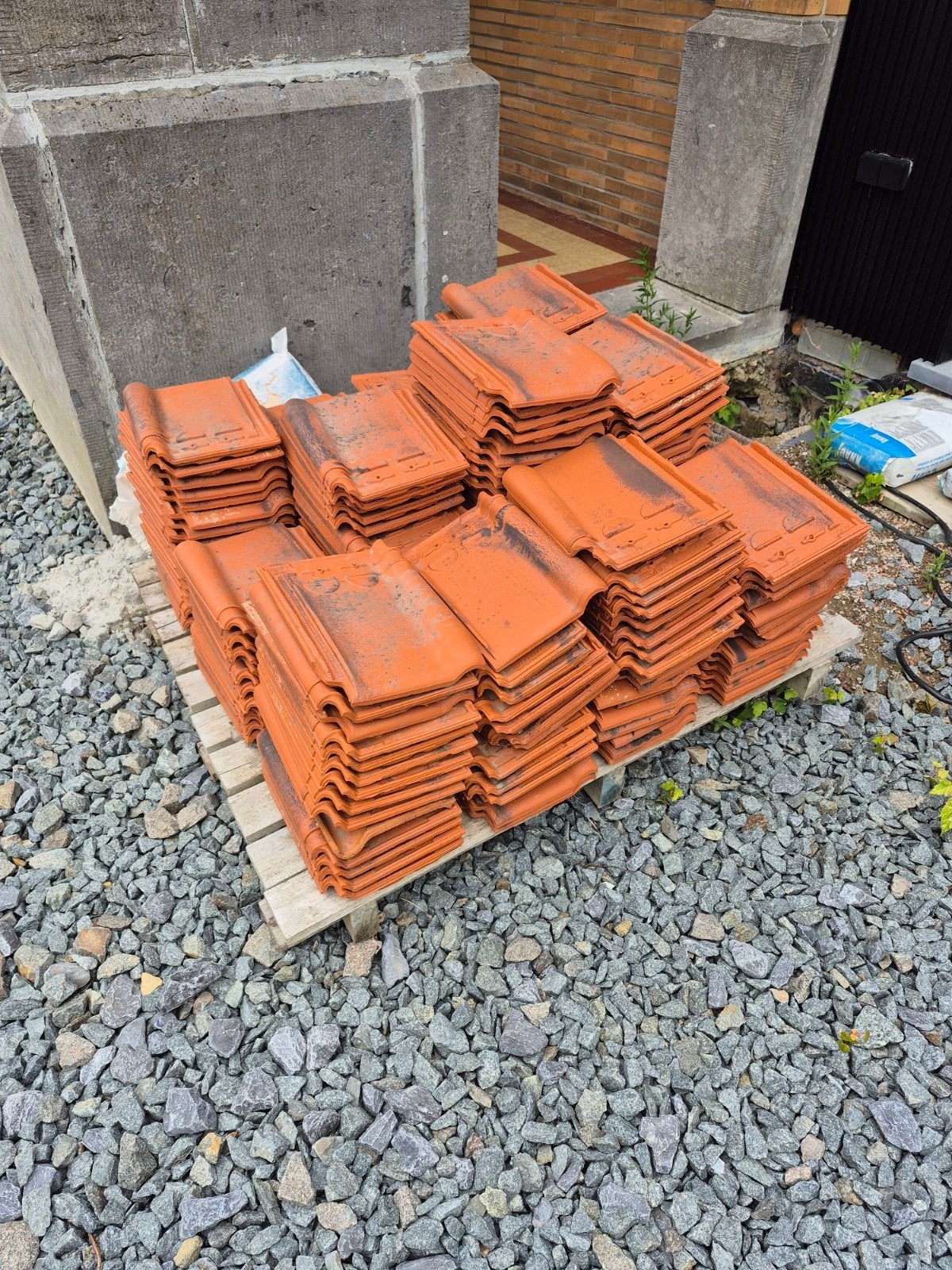 Tuiles nouvelles a vendre (+/- 200 pieces) Prix a convenir, Bricolage & Construction, Enlèvement, Tuiles
