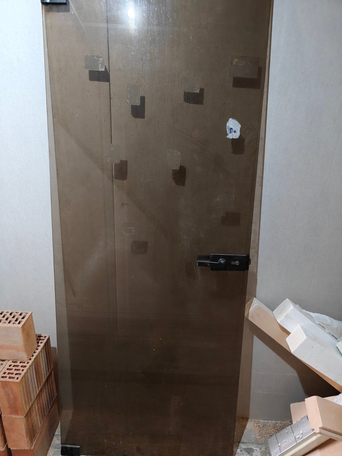 Porte en verre foncé, Enlèvement