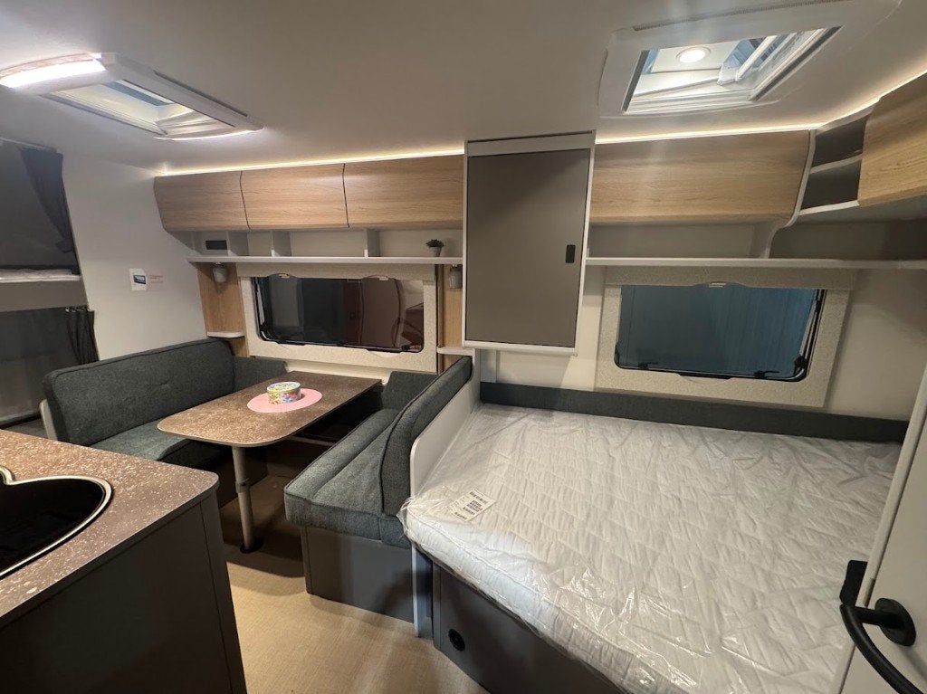 Lits superposés Bürstner B66 480 TK - vente de stock, Caravanes & Camping, Caravanes, 6 à 7 mètres, Entreprise, Jusqu'à 6, Coin salon convertible