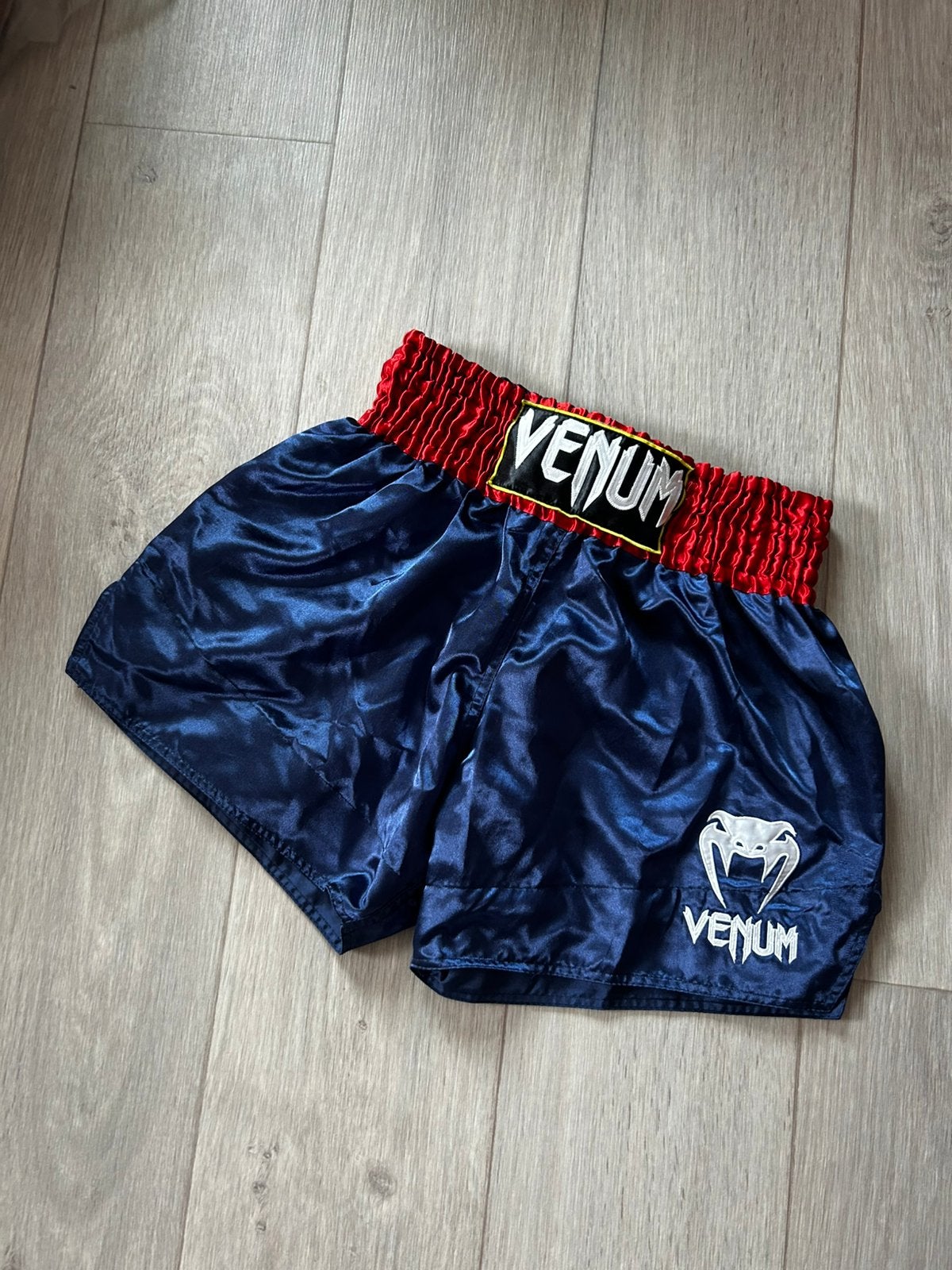 Venum Muay Thai Short Blauw/Rood- gloednieuw, Sports & Fitness, Sports de combat & Self-défense, Taille XL, Comme neuf, Autres