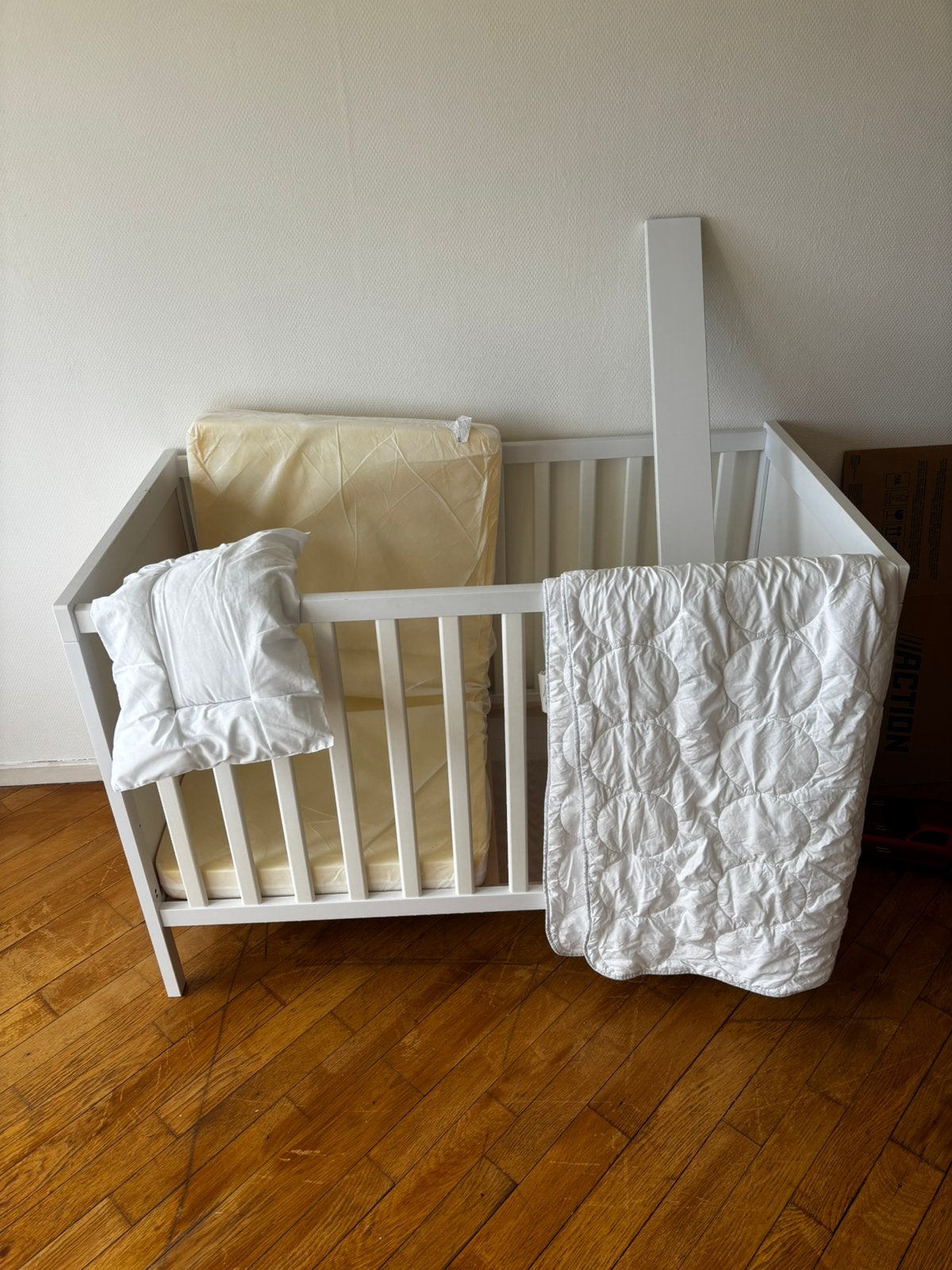 Berceau/lit pour tout-petit IKEA SUNDVIK AVEC SUPPLÉMENT, Enfants & Bébés, Enlèvement, Comme neuf, Lit