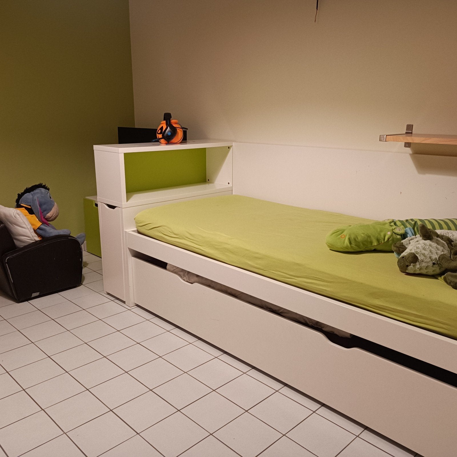 Wit Ikea éénpersoonsbed met ladebed (2x  90x200cm)+ nachtk, Enlèvement