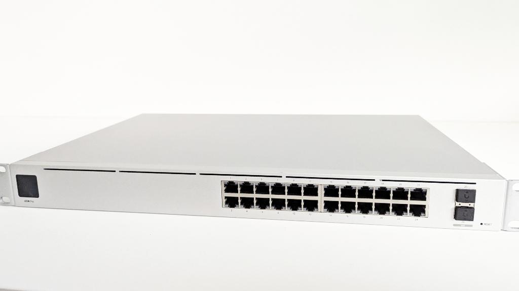 UniFi USW Pro 24 switch, Informatique & Logiciels, Commutateurs réseau, Comme neuf, Enlèvement