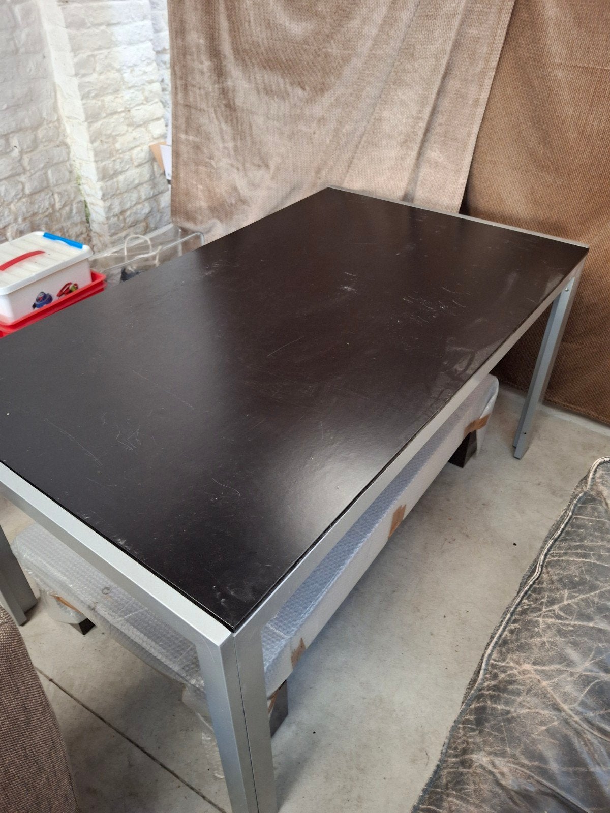 Tafel met aluminium onderstel., Ophalen