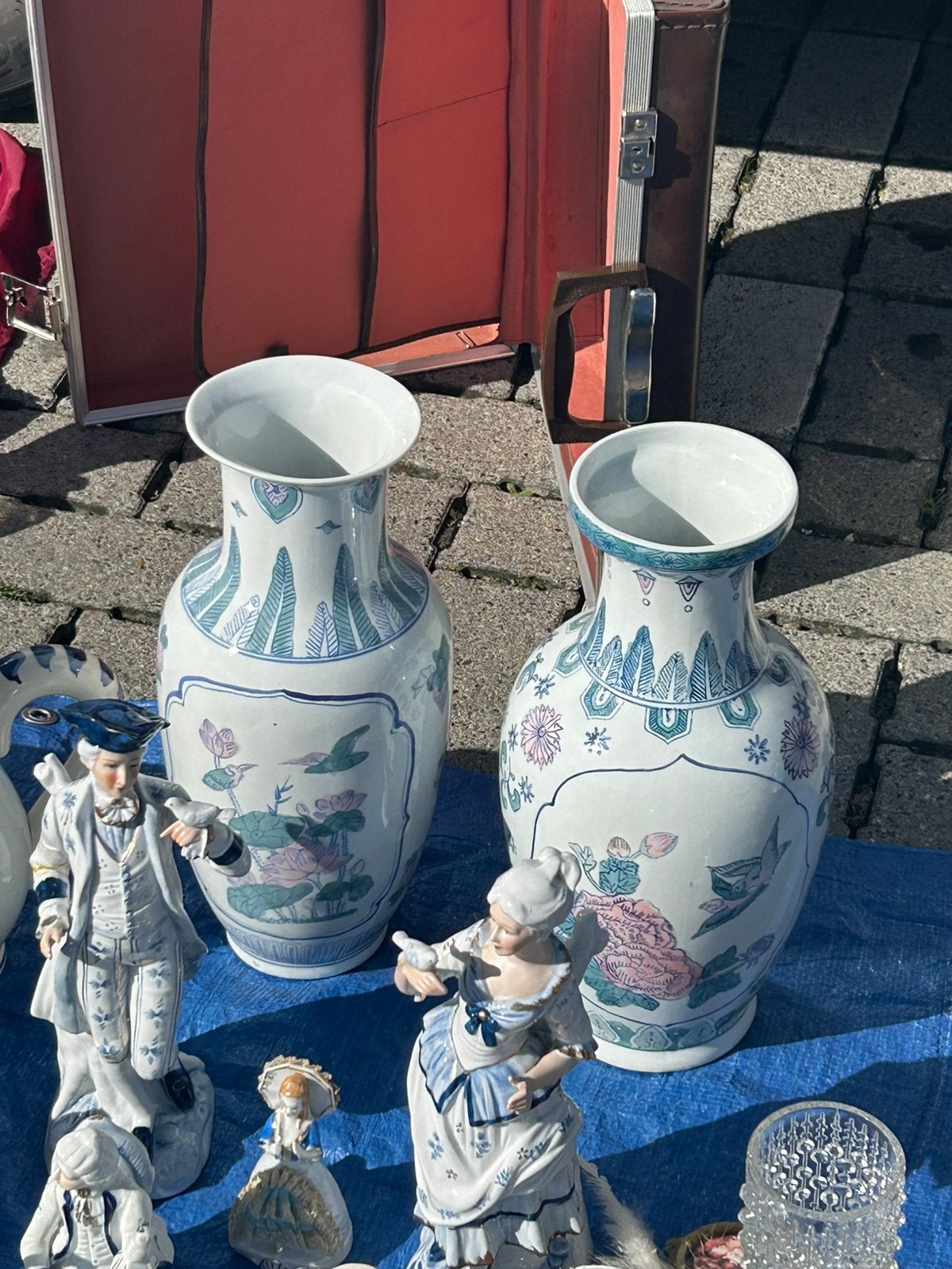 Vases, Enlèvement