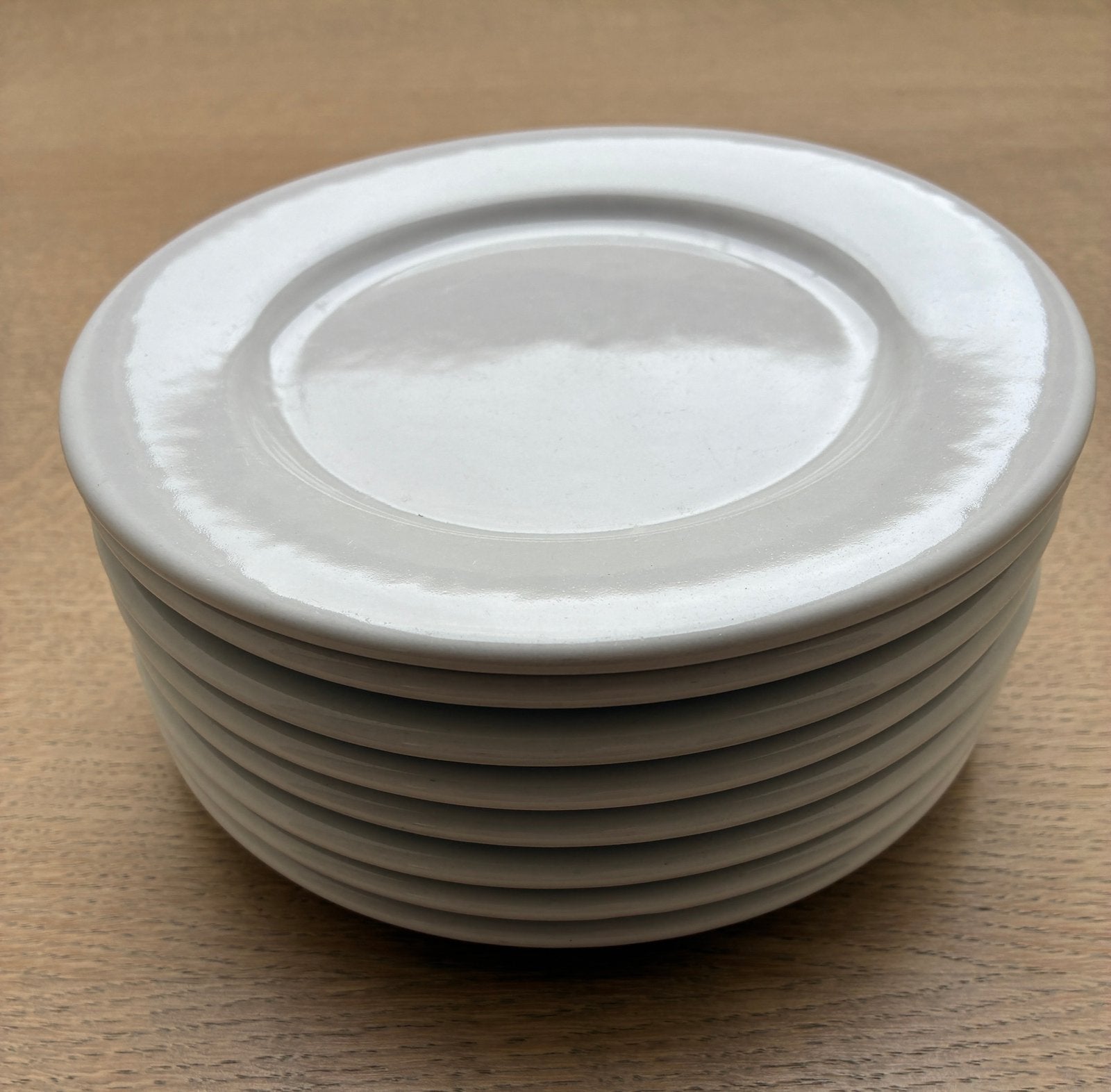 8 assiettes en porcelaine d'hôtel, Assiettes(s), Enlèvement ou Envoi, Comme neuf, Classique