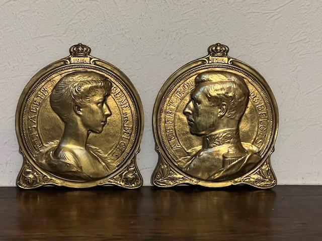 Koppel bronzen plaquettes Albert 1 en Elisabeth, gesigneerd, Ophalen