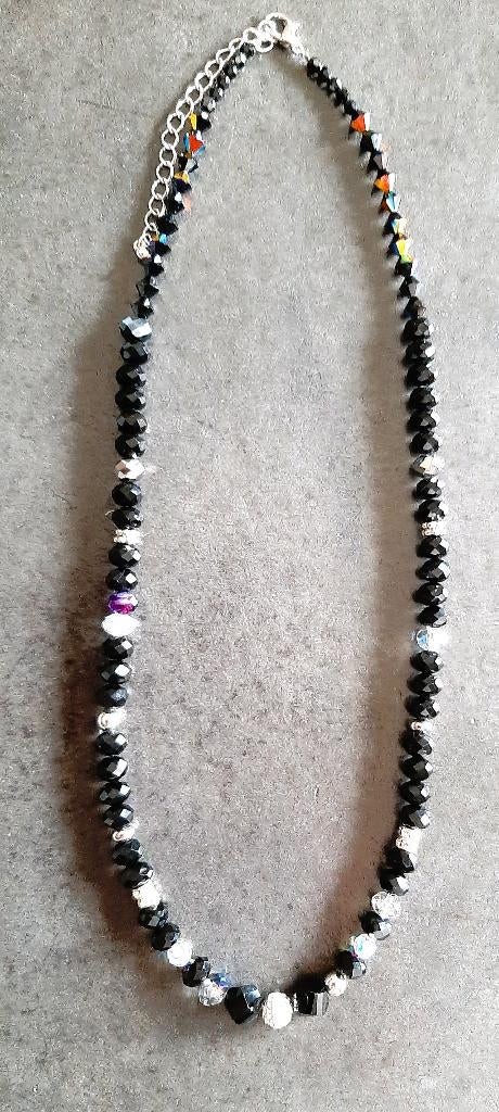 Te koop: Mooie zwart/wit halsketting, Bijoux, Sacs & Beauté, Colliers, Neuf, Pierre ou Minéral, Blanc, Avec strass, Réglable, Enlèvement