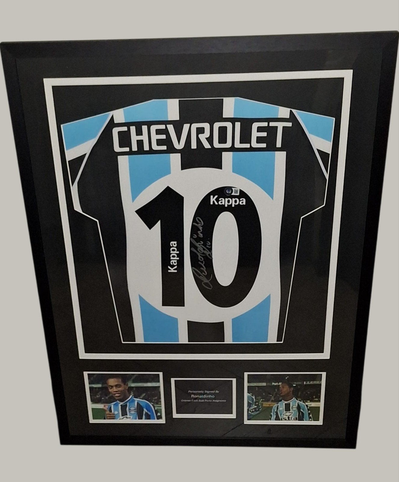 chemise Gremio encadrée avec la signature de Ronaldino. COA, Enlèvement ou Envoi, Maillot