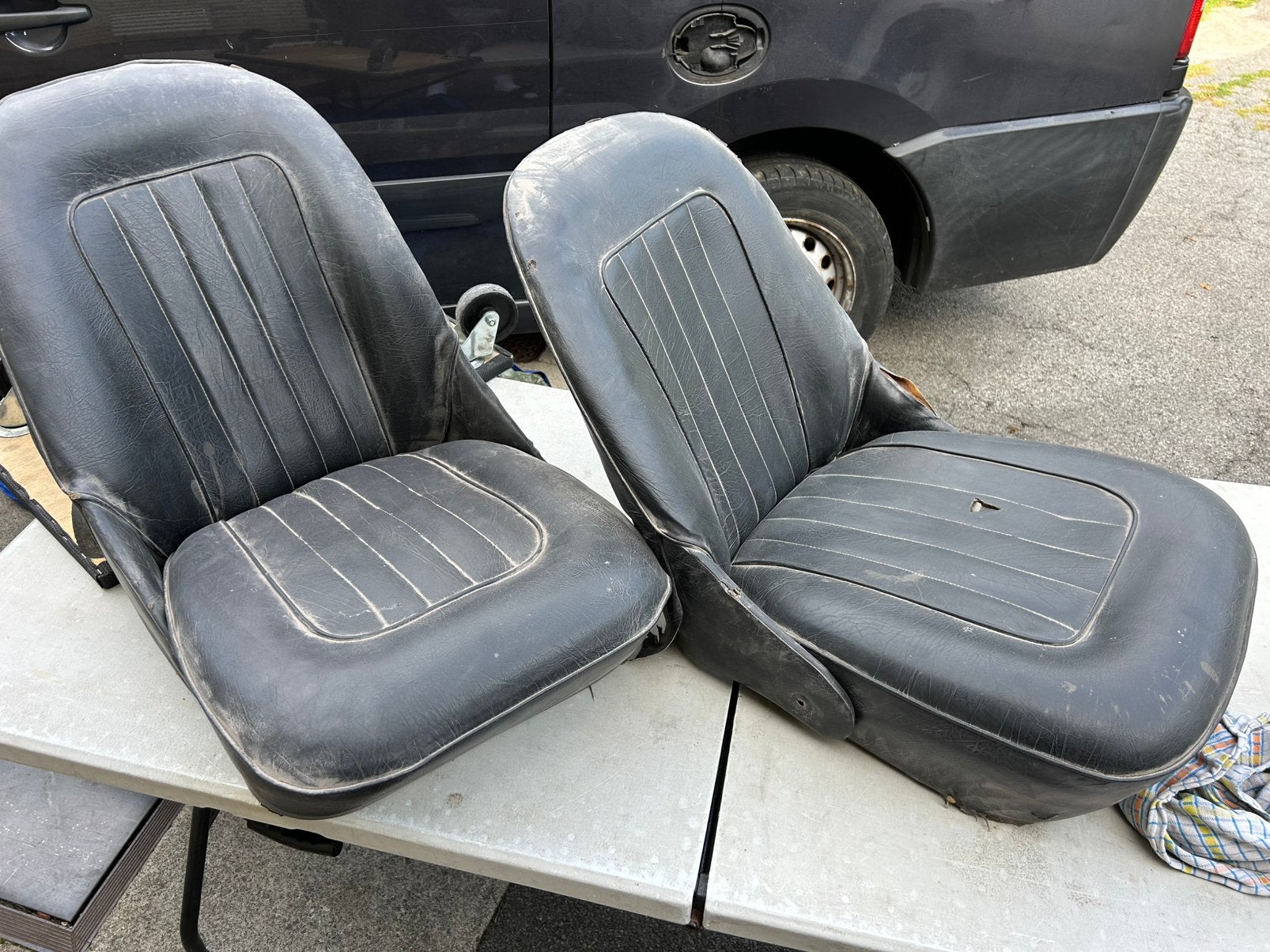 Paire de sièges baquets d'époque / vintage (simili cuir noir, Enlèvement, Utilisé, Pièces Oldtimer ou Ancêtre