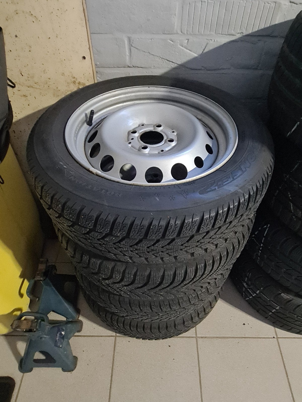 Winterset 185/60 R15 84T - pneus + jantes, Autos : Pièces & Accessoires, Enlèvement, Pneus hiver, Pneu(s)