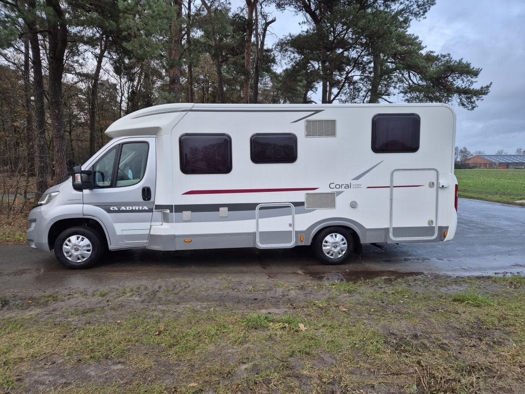 Adria Coral Axess 600 SL Lengtebedden Airco fietsr, Caravans en Kamperen, Bedrijf, Adria, Half-integraal
