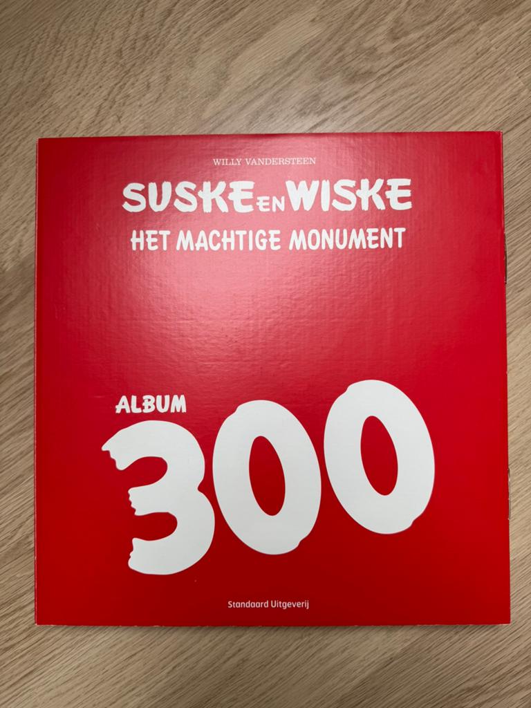 Suske en Wiske Luxe Box Album 300 - Het Machtige Monument, Boeken, Eén stripboek, Ophalen, Zo goed als nieuw