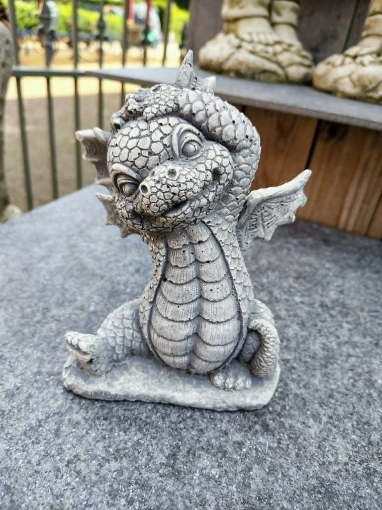 Betonnen tuinbeeld - lachend draakje, Ophalen of Verzenden, Nieuw, Beton, Dierenbeeld