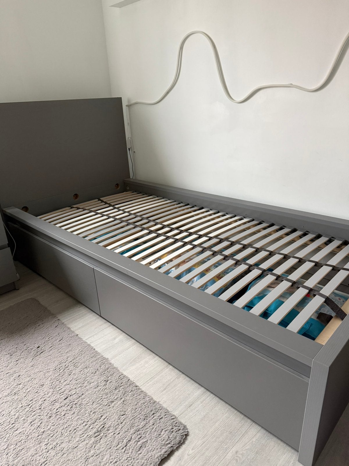 Lit avec le matelas et table de chevet, Maison & Meubles, Chambre à coucher | Lits, Bois d'échafaudage, 90 cm, Gris, Enlèvement