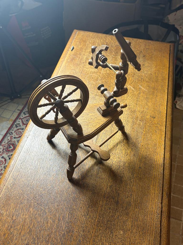 prachtig decoratief miniatuur spinnewiel, Hobby en Vrije tijd, Ophalen of Verzenden, Gebruikt, Spinnewiel