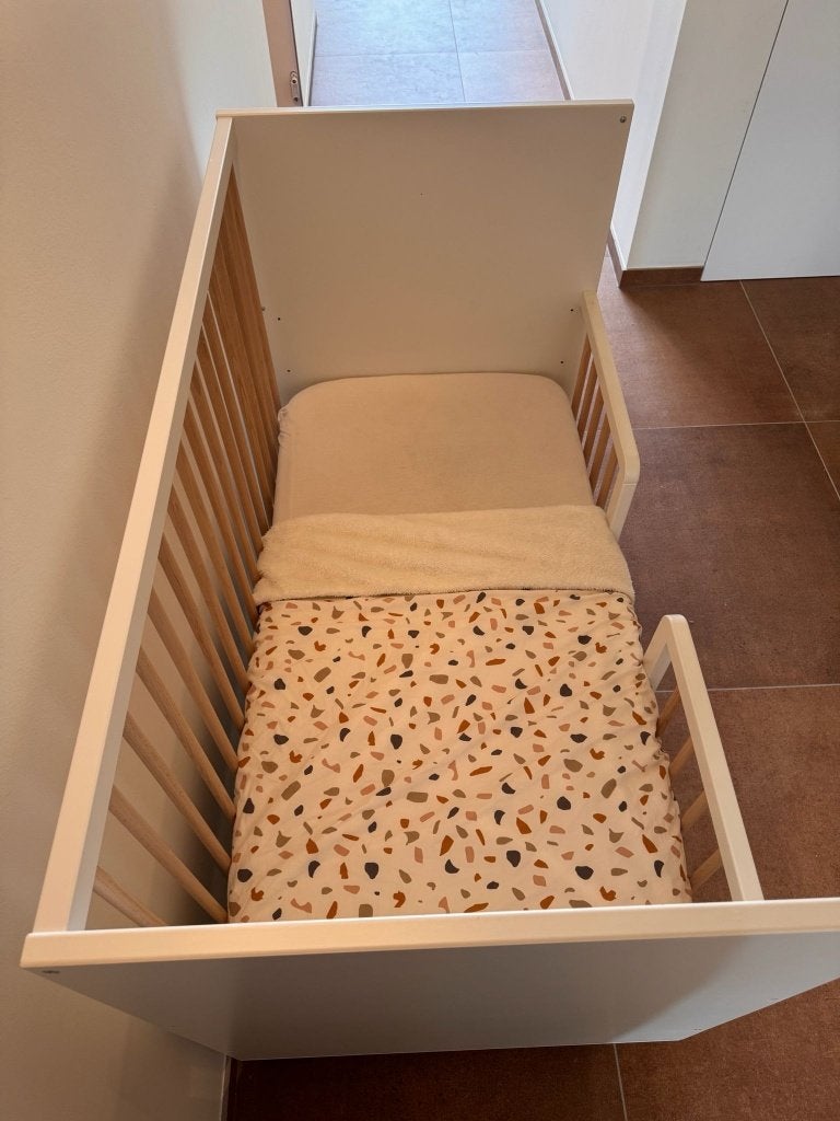 Myllra baby bed met aerosleep matras, Kinderen en Baby's, Kinderkamer | Bedden, Zo goed als nieuw, Minder dan 140 cm, Minder dan 70 cm
