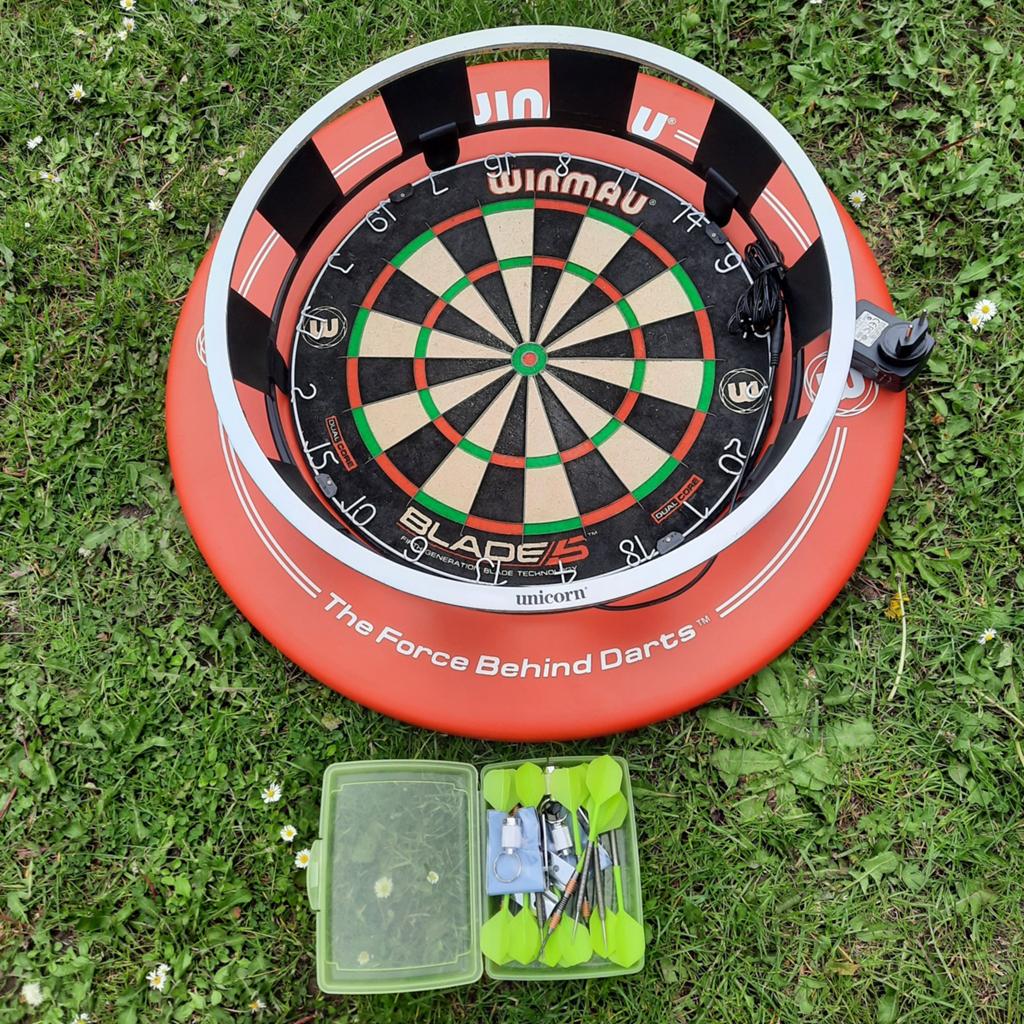 Dartbord , bescherming en verlichting  !, Sport en Fitness, Darts, Ophalen of Verzenden, Dartbord