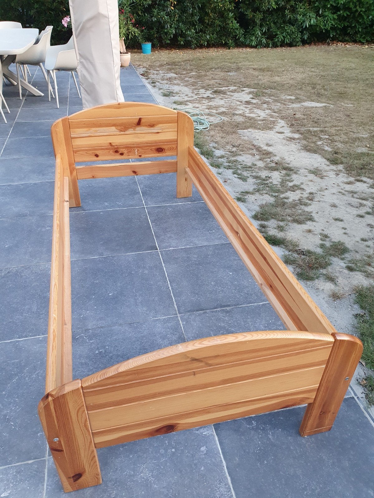 bed kader 1 persoon en nachtkastje Lifetime, Maison & Meubles, Enlèvement