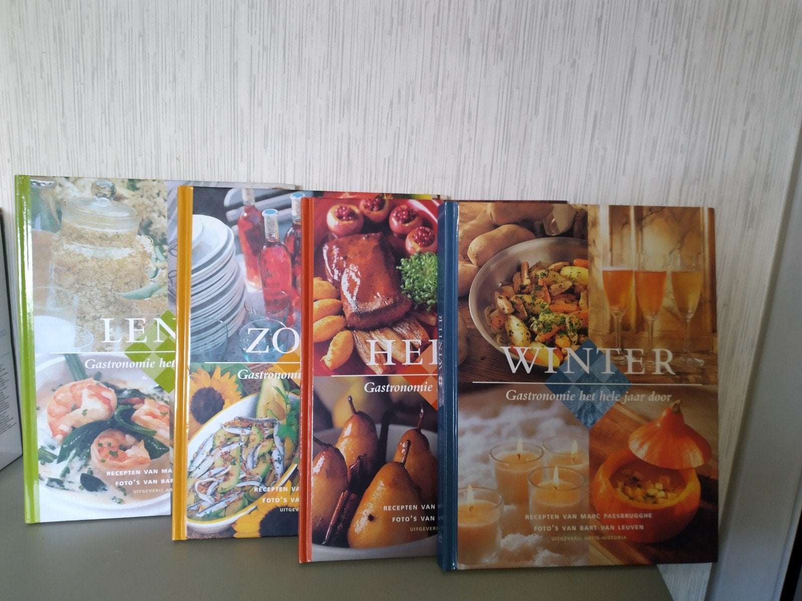 4 kookboeken volgens het seizoen ,als nieuw !, Ophalen