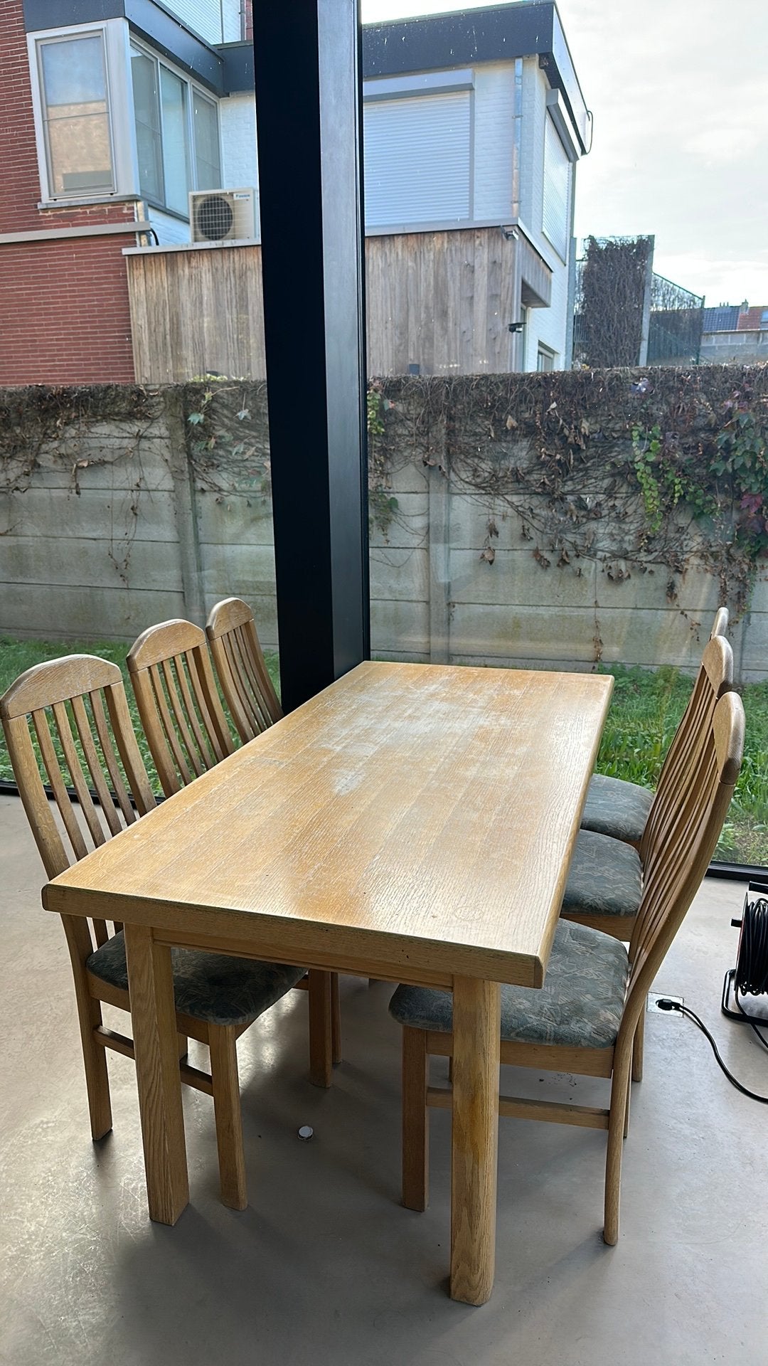 Gratis tafel met stoelen, Ophalen, Gebruikt, Hout, 4 tot 6 stoelen
