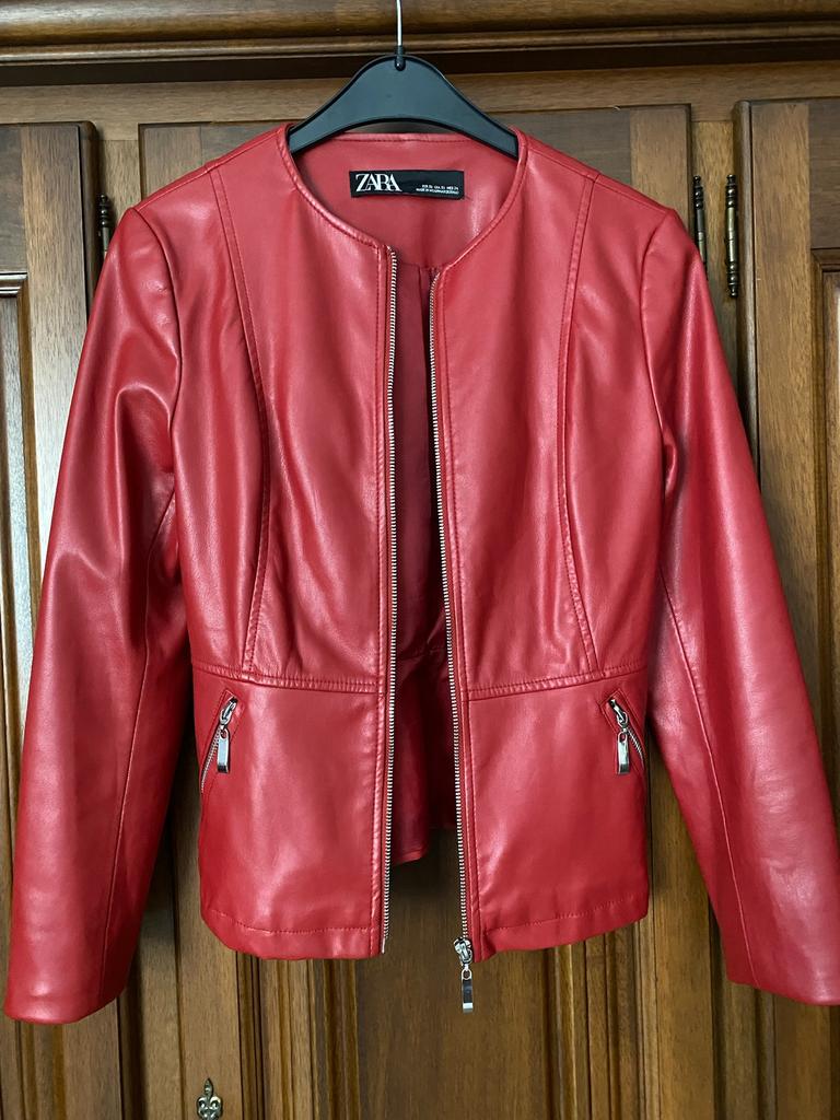 Korte rode jas in namaakleder, Kleding | Dames, Ophalen, Zo goed als nieuw, Maat 34 (XS) of kleiner, Rood
