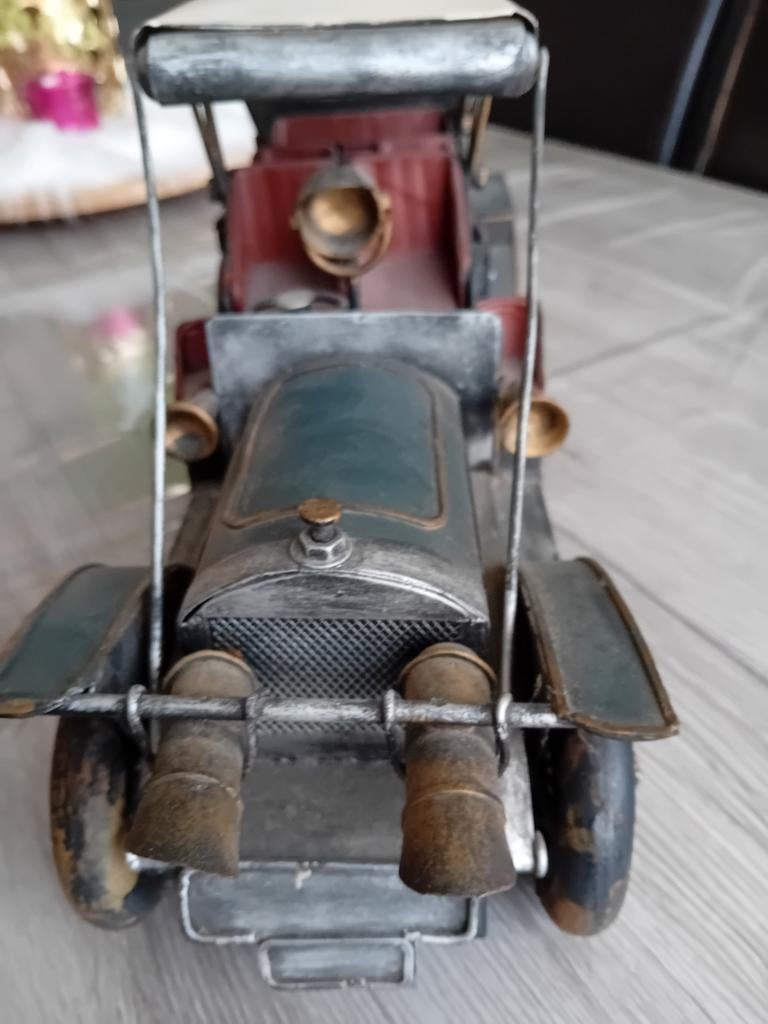 Metalen auto in perfecte staat, Ophalen
