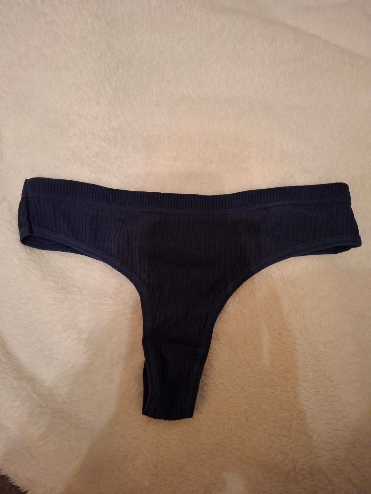 Blauwe string, Verzenden, String