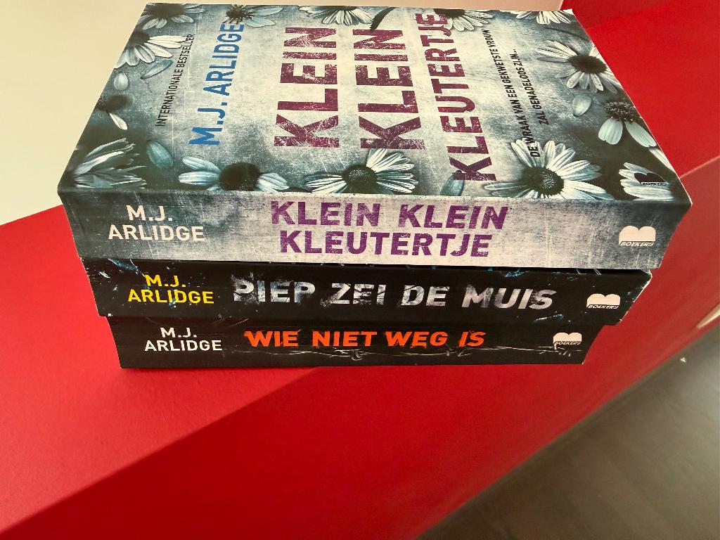 M.J. Arlidge, Ophalen, Gelezen, M.J. Arlidge, België